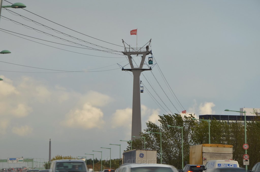 Einsatz BF Hoehenretter Koelner Seilbahn Hoehe Zoobruecke P2071.JPG